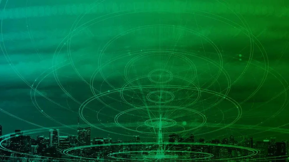 Kommunikationssignale, die den Himmel über Gebäuden durchqueren