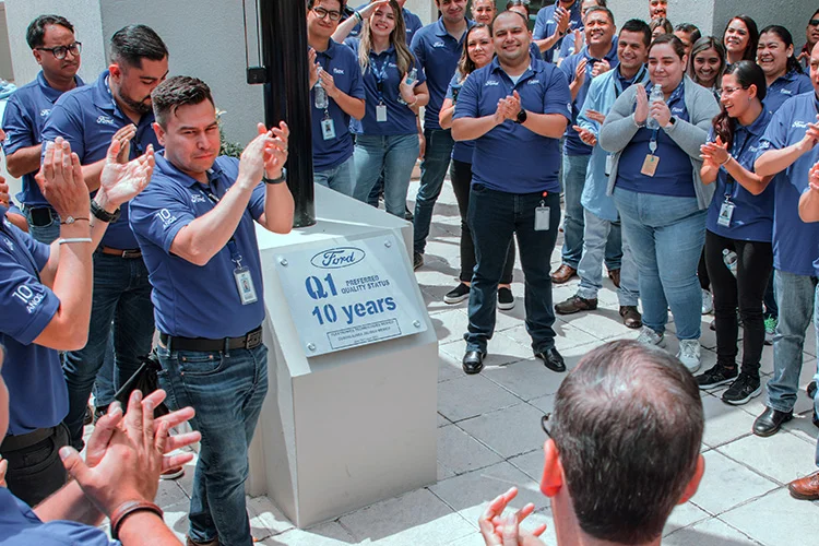 image of people clapping