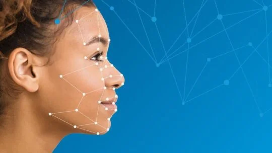 Vista lateral más cercana de la cara de la persona con biomarcadores ilustrados.