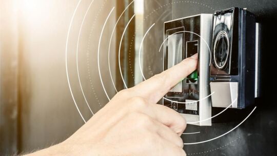 persona interactuando con un sensor biométrico de huellas dactilares