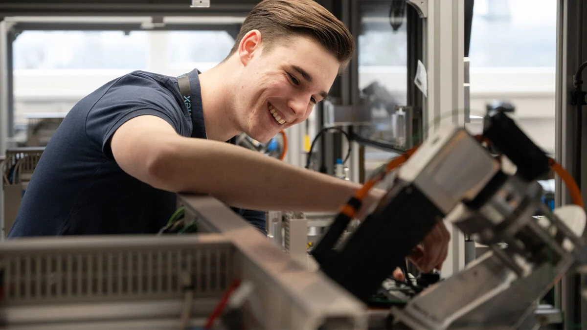 Aprendiz Flex trabajando en una máquina