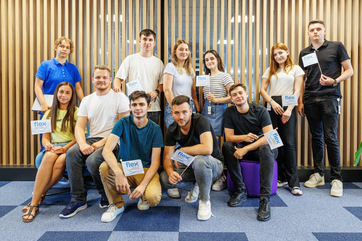 Gruppenbild von Flex-Praktikanten, die zusammen stehen, sitzen und hocken