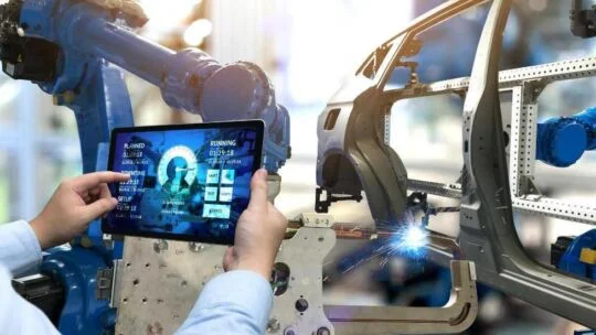 Fabrikprofi, der ein tragbares elektronisches Gerät zur Schnittstelle mit autonomer Fabrikausrüstung verwendet