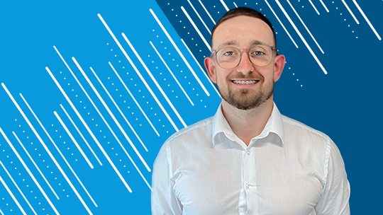 Porträtfoto von Adam McGuckin, Flex-Praktikant und jetziger Marketingmanager in Cork, Irland