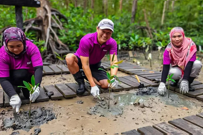 Flex-Mitarbeiter pflanzen Bäume