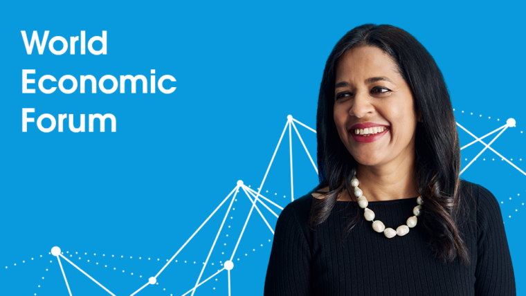 blaues Bild mit dem Bild von Revathi Advaithi und weißem Text mit der Aufschrift „Weltwirtschaftsforum“.
