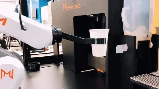 barista robótico hace café