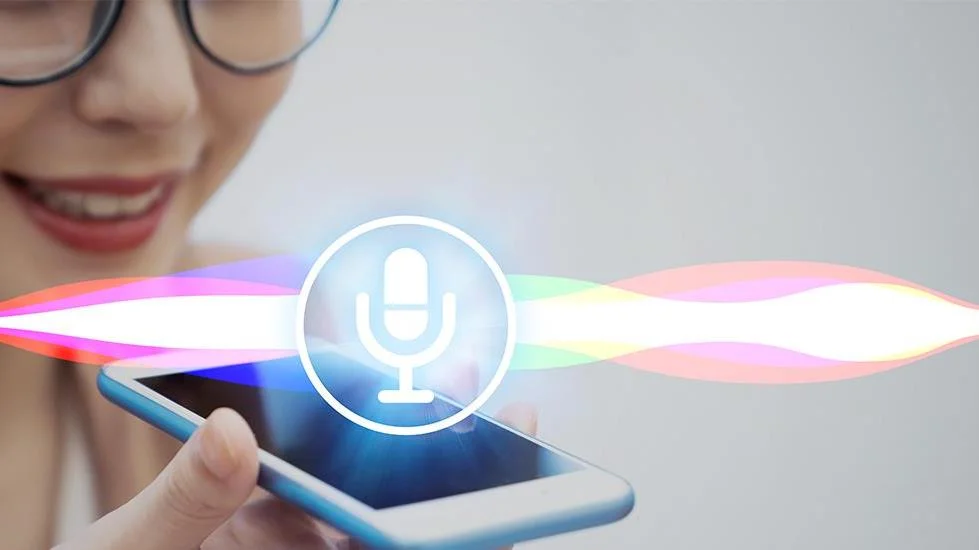 Person, die in ein Smartphone spricht