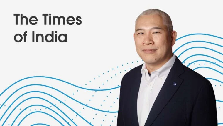 weißes Bild mit blauen Linien, den Worten The Times of India und Hooi Tan