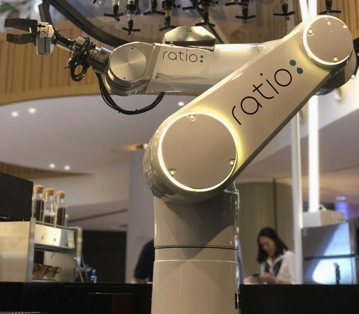 Verhältnis ein Roboter-Barista serviert Kaffee